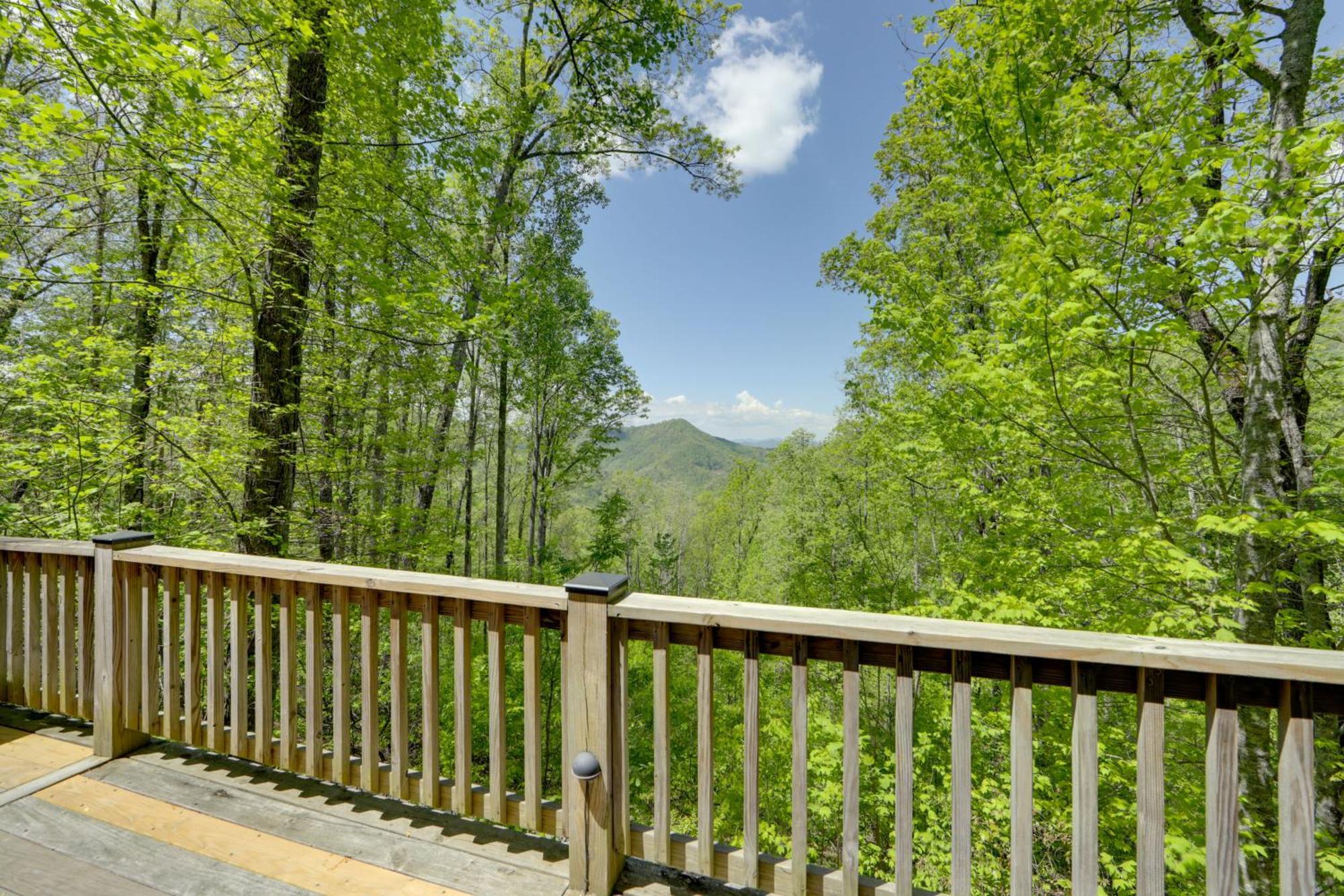 Bryson City Cabin With Hot Tub And Mountain Views! Bagian luar foto