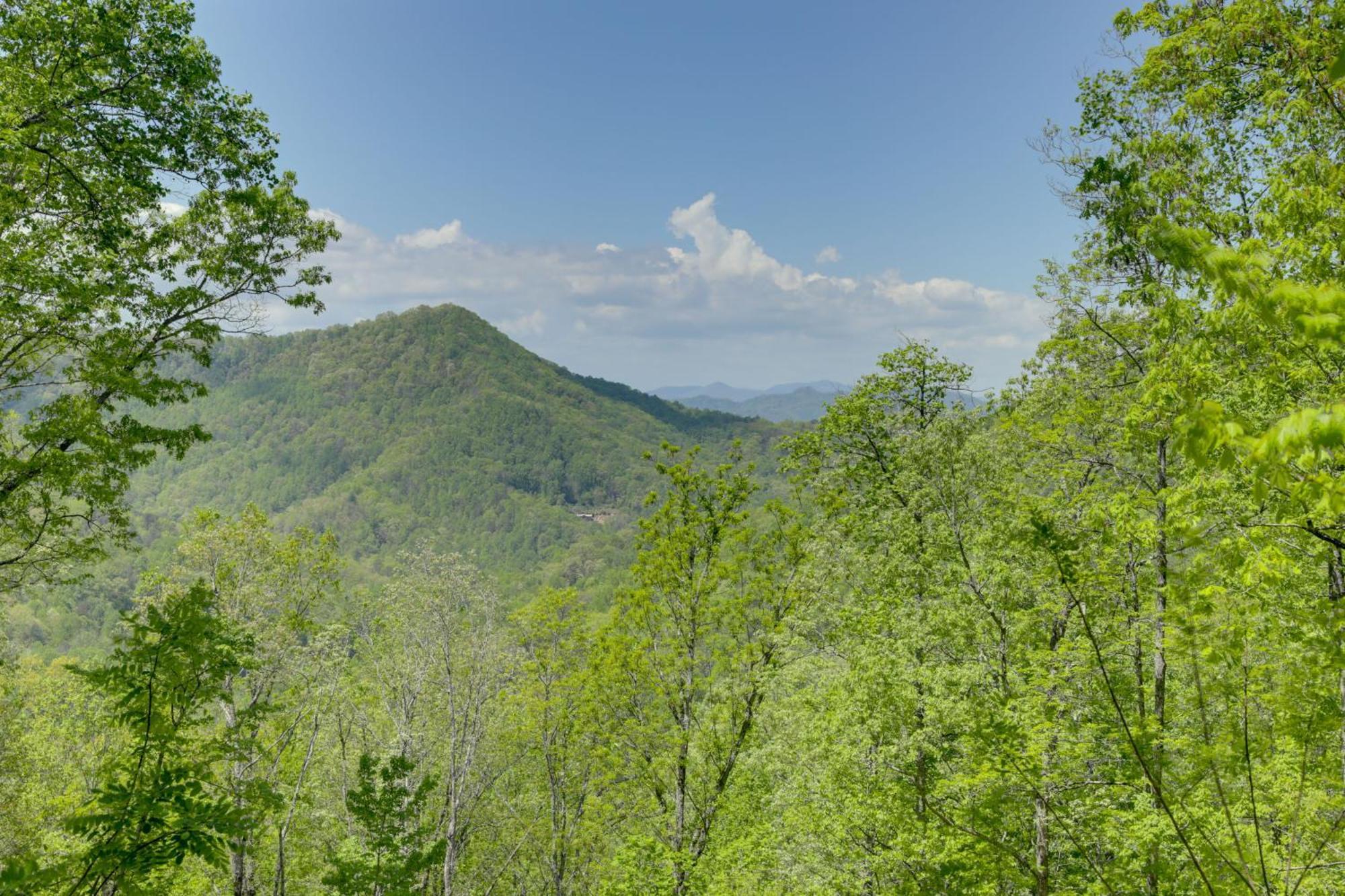 Bryson City Cabin With Hot Tub And Mountain Views! Bagian luar foto
